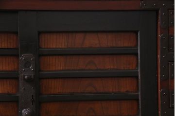 アンティーク家具　和製アンティーク　前面ケヤキ材　巾着金具が目を引く帳場箪笥(和タンス、引き出し)