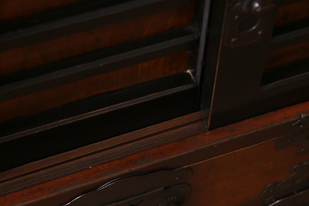 アンティーク家具　和製アンティーク　前面ケヤキ材　巾着金具が目を引く帳場箪笥(和タンス、引き出し)