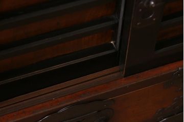 アンティーク家具　和製アンティーク　前面ケヤキ材　巾着金具が目を引く帳場箪笥(和タンス、引き出し)