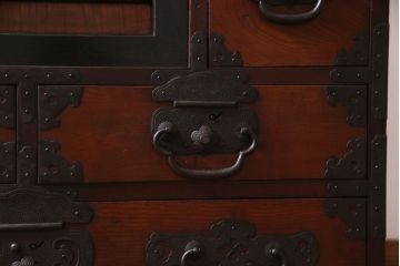 アンティーク家具　和製アンティーク　前面ケヤキ材　巾着金具が目を引く帳場箪笥(和タンス、引き出し)