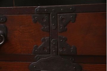 アンティーク家具　和製アンティーク　前面ケヤキ材　巾着金具が目を引く帳場箪笥(和タンス、引き出し)