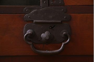 アンティーク家具　和製アンティーク　前面ケヤキ材　巾着金具が目を引く帳場箪笥(和タンス、引き出し)