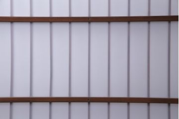 昭和レトロ　当店オリジナルガラス　腰板ケヤキ材　上品かつ趣溢れる格子戸(ガラス戸、引き戸、建具)2枚セット