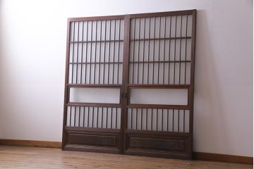 昭和レトロ　当店オリジナルガラス　腰板ケヤキ材　上品かつ趣溢れる格子戸(ガラス戸、引き戸、建具)2枚セット