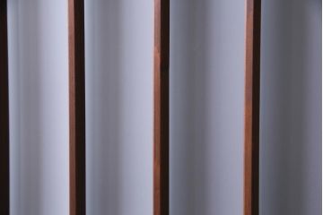 昭和レトロ　当店オリジナルガラス　腰板ケヤキ材　上品かつ趣溢れる格子戸(ガラス戸、引き戸、建具)2枚セット