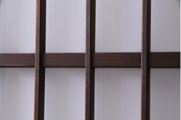昭和レトロ　当店オリジナルガラス　腰板ケヤキ材　上品かつ趣溢れる格子戸(ガラス戸、引き戸、建具)2枚セット