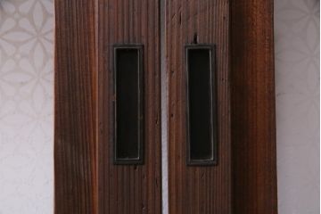 昭和レトロ　当店オリジナルガラス　腰板ケヤキ材　上品かつ趣溢れる格子戸(ガラス戸、引き戸、建具)2枚セット