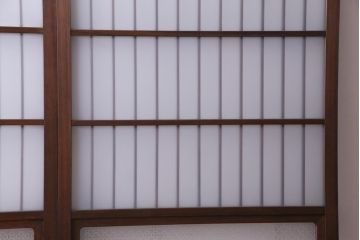 昭和レトロ　当店オリジナルガラス　腰板ケヤキ材　上品かつ趣溢れる格子戸(ガラス戸、引き戸、建具)2枚セット