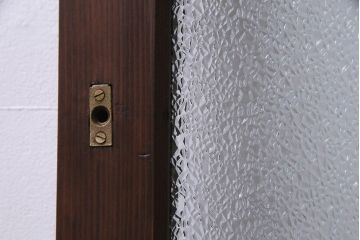 昭和初期　腰板ケヤキ材　ダイヤガラス入り　味のあるレトロな雰囲気醸し出すガラス戸2枚セット(引き戸)