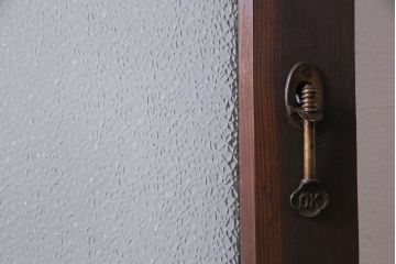 昭和初期　腰板ケヤキ材　ダイヤガラス入り　味のあるレトロな雰囲気醸し出すガラス戸2枚セット(引き戸)