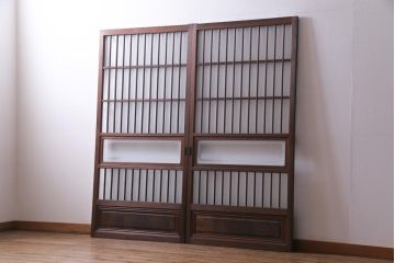 レトロ家具　昭和レトロ　腰板ケヤキ材　すりガラスが優しげな印象を与える格子戸(ガラス戸、引き戸、建具)2枚セット