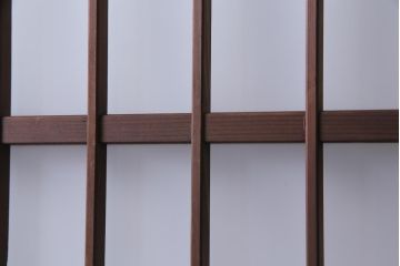 レトロ家具　昭和レトロ　腰板ケヤキ材　すりガラスが優しげな印象を与える格子戸(ガラス戸、引き戸、建具)2枚セット