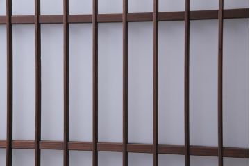 レトロ家具　昭和レトロ　腰板ケヤキ材　すりガラスが優しげな印象を与える格子戸(ガラス戸、引き戸、建具)2枚セット