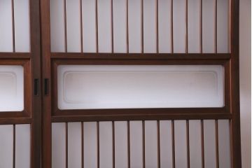 レトロ家具　昭和レトロ　腰板ケヤキ材　すりガラスが優しげな印象を与える格子戸(ガラス戸、引き戸、建具)2枚セット