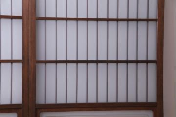 レトロ家具　昭和レトロ　腰板ケヤキ材　すりガラスが優しげな印象を与える格子戸(ガラス戸、引き戸、建具)2枚セット