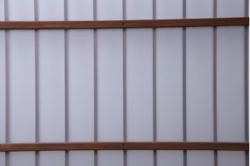 レトロ家具　昭和レトロ　腰板ケヤキ材　すりガラスが優しげな印象を与える格子戸(ガラス戸、引き戸、建具)2枚セット