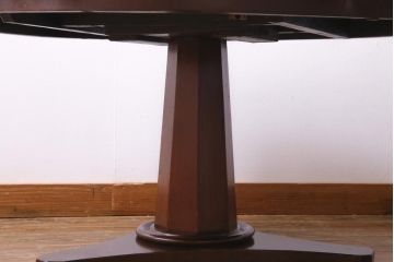アンティーク家具　イギリスアンティーク　マホガニー材　重厚感漂うラウンドテーブル(ローテーブル)