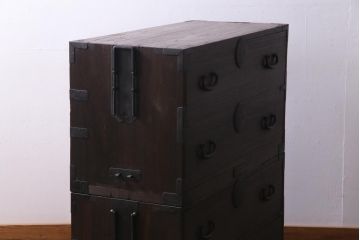 アンティーク家具　和製アンティーク　柔らかな木肌が味のある総桐材製の重ね箪笥(時代箪笥、衣装箪笥、桐箪笥、桐たんす)