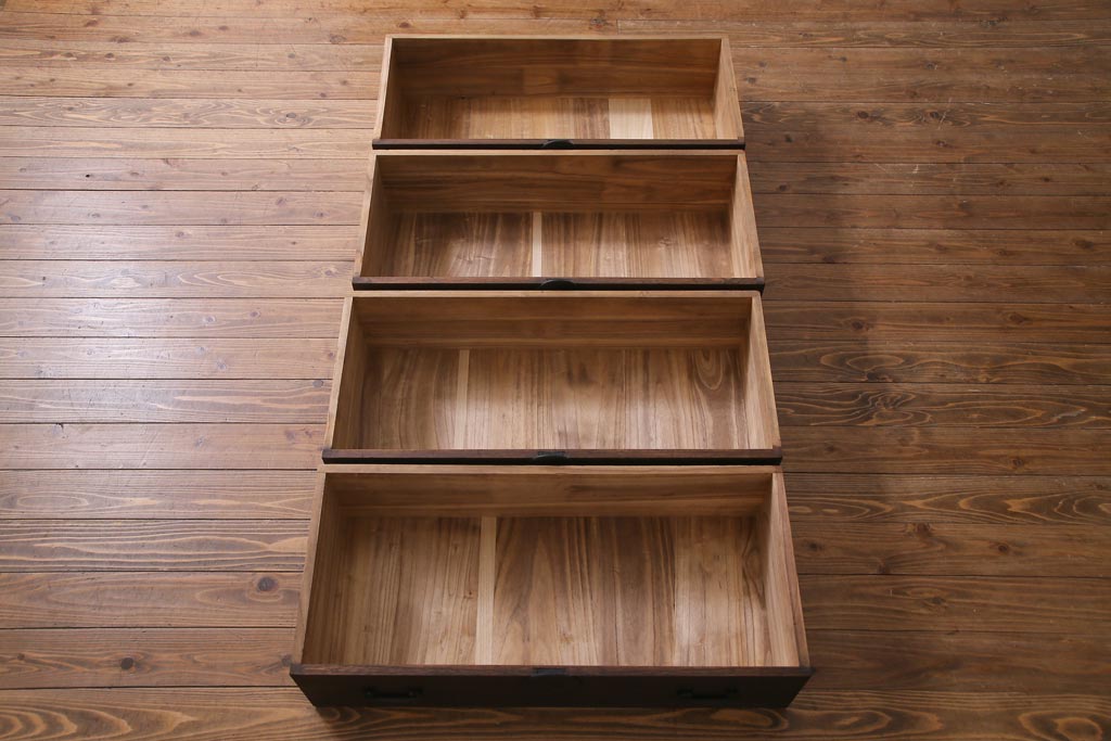 アンティーク家具　和製アンティーク　柔らかな木肌が味のある総桐材製の重ね箪笥(時代箪笥、衣装箪笥、桐箪笥、桐たんす)