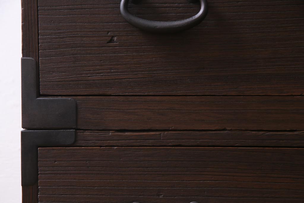 アンティーク家具　和製アンティーク　柔らかな木肌が味のある総桐材製の重ね箪笥(時代箪笥、衣装箪笥、桐箪笥、桐たんす)