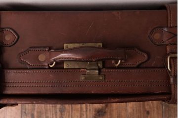 和製ビンテージ　本革　ヴィンテージスタイルを盛り上げる古い趣のトランク(収納、ディスプレイ)