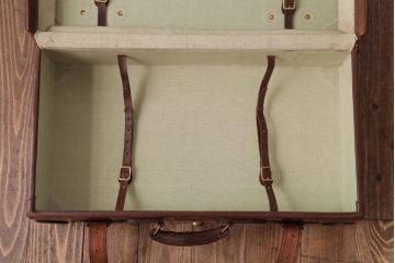 和製ビンテージ　本革　ヴィンテージスタイルを盛り上げる古い趣のトランク(収納、ディスプレイ)