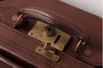 アンティーク雑貨　和製ビンテージ　本革　ヴィンテージスタイルを盛り上げる古い趣のトランク(収納、ディスプレイ)