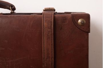 アンティーク雑貨　和製ビンテージ　本革　ヴィンテージスタイルを盛り上げる古い趣のトランク(収納、ディスプレイ)