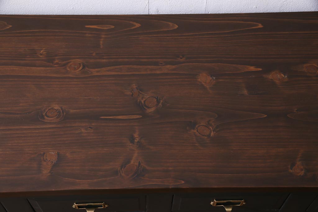 アンティーク家具　和製アンティーク　天板リメイク　引き出し20杯!　シックなペイントのネームプレート付きチェスト(リビングボード、カウンター)