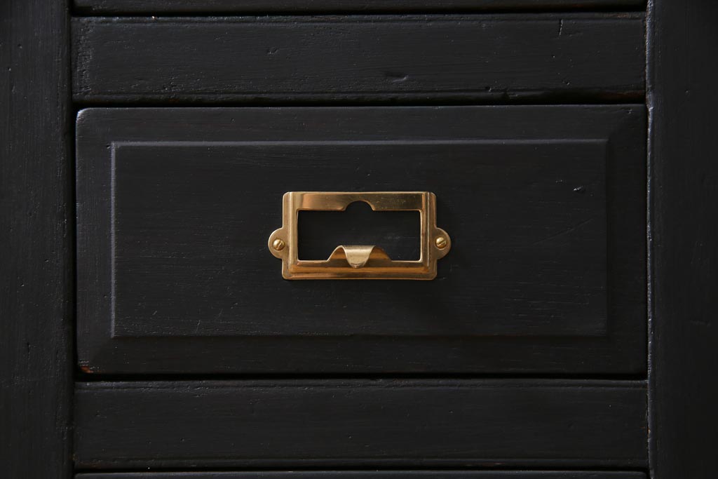 アンティーク家具　和製アンティーク　天板リメイク　引き出し20杯!　シックなペイントのネームプレート付きチェスト(リビングボード、カウンター)