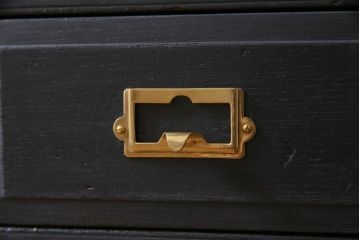 アンティーク家具　和製アンティーク　天板リメイク　引き出し20杯!　シックなペイントのネームプレート付きチェスト(リビングボード、カウンター)