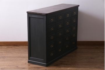 アンティーク家具　和製アンティーク　天板リメイク　引き出し20杯!　シックなペイントのネームプレート付きチェスト(リビングボード、カウンター)
