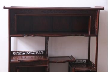 ビンテージ家具　昭和中期　花梨材　松竹梅の図　赤みがかった艶が美しい茶棚(飾り棚、飾棚、カリン材)