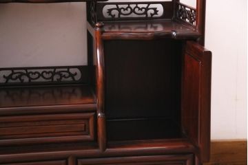 ビンテージ家具　昭和中期　花梨材　松竹梅の図　赤みがかった艶が美しい茶棚(飾り棚、飾棚、カリン材)
