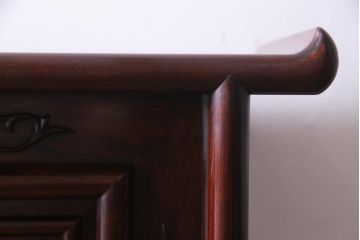 ビンテージ家具　昭和中期　花梨材　松竹梅の図　赤みがかった艶が美しい茶棚(飾り棚、飾棚、カリン材)