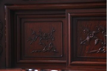 ビンテージ家具　昭和中期　花梨材　松竹梅の図　赤みがかった艶が美しい茶棚(飾り棚、飾棚、カリン材)