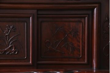 ビンテージ家具　昭和中期　花梨材　松竹梅の図　赤みがかった艶が美しい茶棚(飾り棚、飾棚、カリン材)