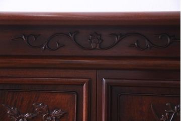 ビンテージ家具　昭和中期　花梨材　松竹梅の図　赤みがかった艶が美しい茶棚(飾り棚、飾棚、カリン材)