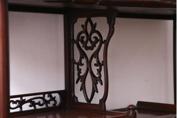 ビンテージ家具　昭和中期　花梨材　松竹梅の図　赤みがかった艶が美しい茶棚(飾り棚、飾棚、カリン材)