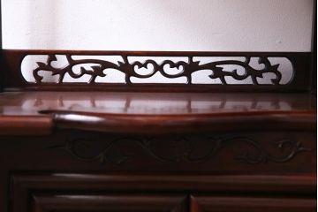 ビンテージ家具　昭和中期　花梨材　松竹梅の図　赤みがかった艶が美しい茶棚(飾り棚、飾棚、カリン材)