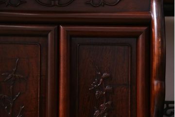 ビンテージ家具　昭和中期　花梨材　松竹梅の図　赤みがかった艶が美しい茶棚(飾り棚、飾棚、カリン材)