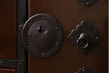 アンティーク家具　和製　前板ケヤキ材　マットなペイントがモダンな印象与える合わせ一間仙台箪笥(夫婦箪笥、衣装箪笥)