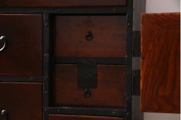 アンティーク家具　和製　前板ケヤキ材　マットなペイントがモダンな印象与える合わせ一間仙台箪笥(夫婦箪笥、衣装箪笥)