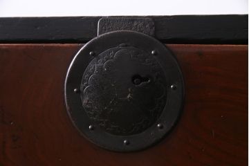 アンティーク家具　和製　前板ケヤキ材　マットなペイントがモダンな印象与える合わせ一間仙台箪笥(夫婦箪笥、衣装箪笥)