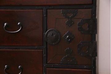 アンティーク家具　和製　前板ケヤキ材　マットなペイントがモダンな印象与える合わせ一間仙台箪笥(夫婦箪笥、衣装箪笥)