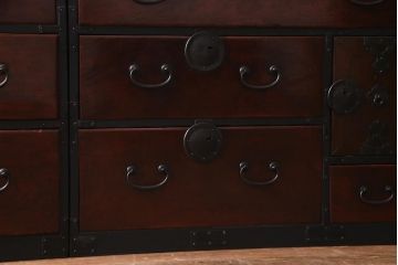 アンティーク家具　和製　前板ケヤキ材　マットなペイントがモダンな印象与える合わせ一間仙台箪笥(夫婦箪笥、衣装箪笥)