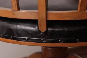 アンティーク家具　ナラ材　黒いレザーと木色のコントラストがお洒落なドクターチェア(回転椅子、アームチェア)