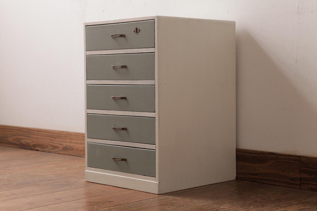 レトロ家具　ペイント家具　淡いカラーがレトロな雰囲気醸し出す小引き出し(サイドチェスト、チェスト)