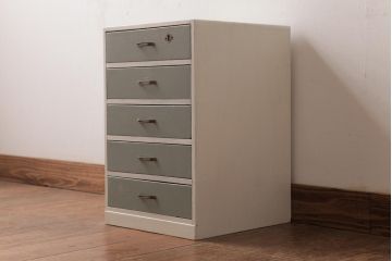レトロ家具　ペイント家具　淡いカラーがレトロな雰囲気醸し出す小引き出し(サイドチェスト、チェスト)