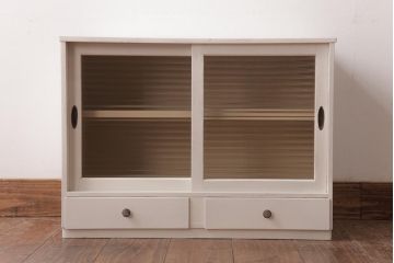 レトロ家具　モールガラス入り　小振り　アンティークペイントがお洒落な収納棚(戸棚)